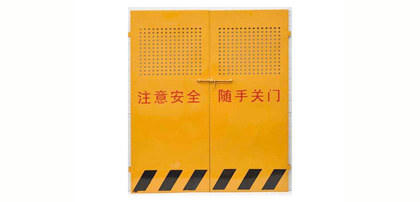為什么施工電梯防護門是黃色的？